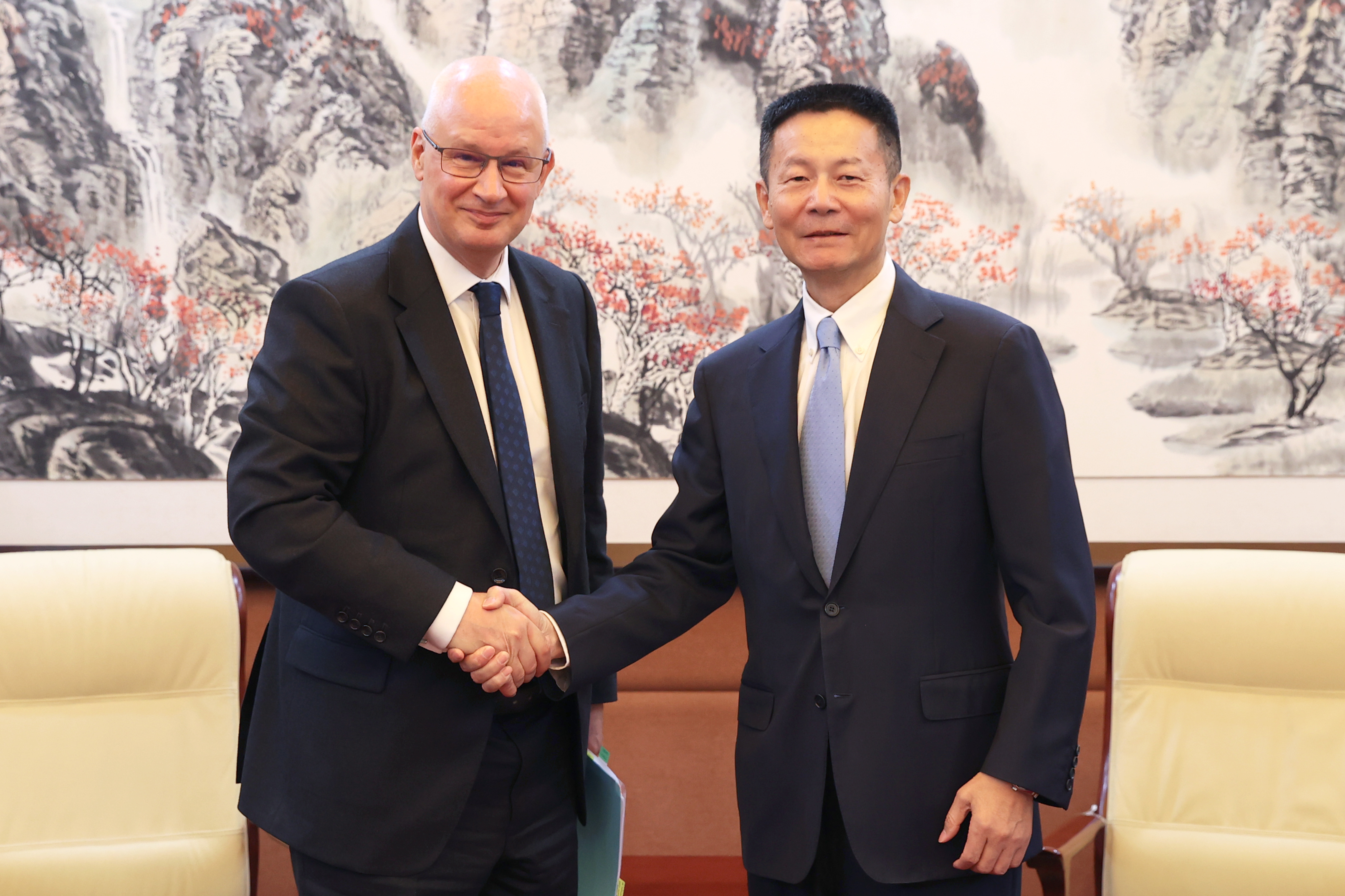 吳清主席會(huì )見(jiàn)英國駐華大使魏磊