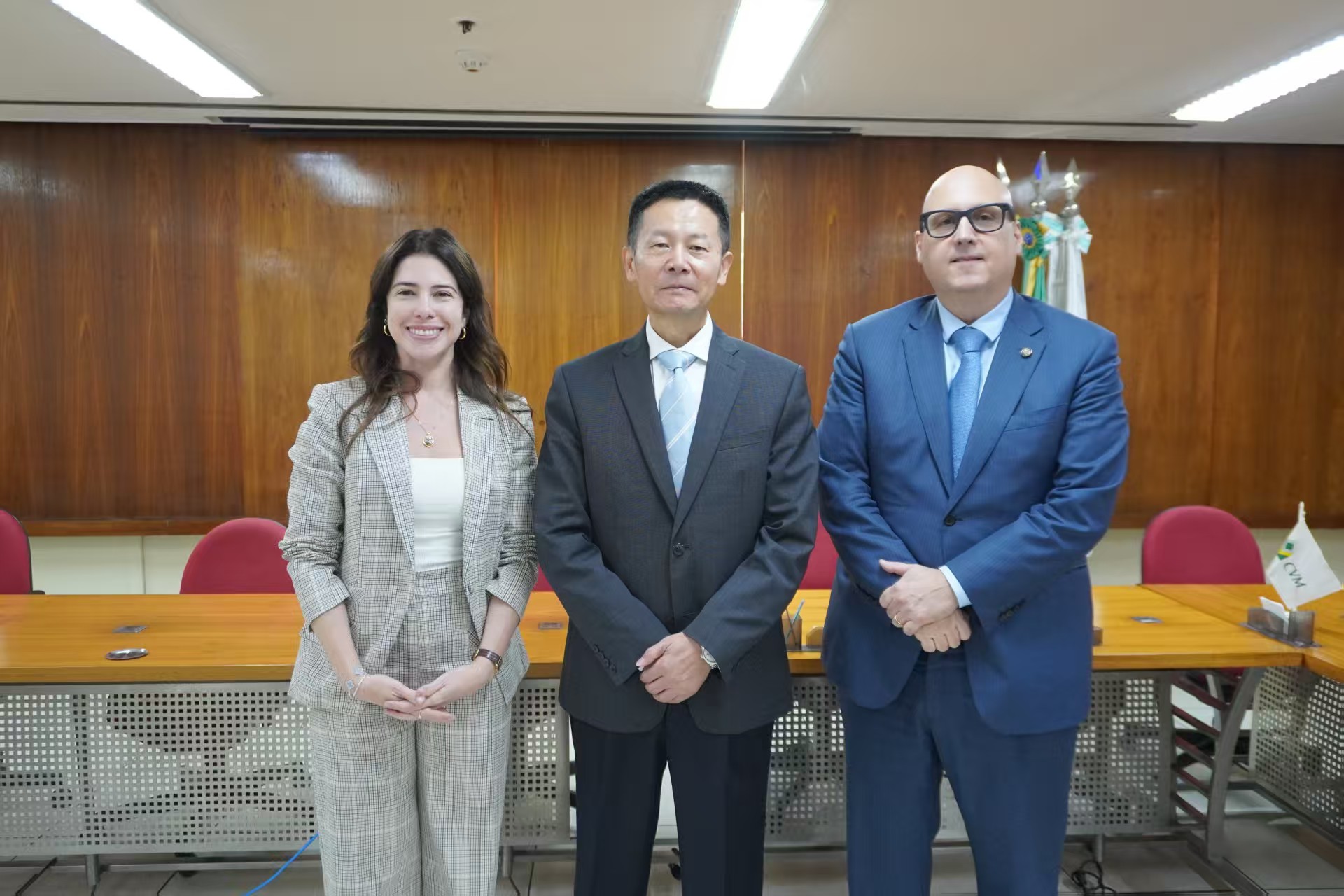 吳清主席訪(fǎng)問(wèn)法國、巴西金融監管部門(mén)并...